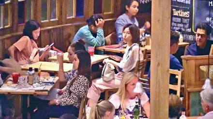 關詠荷素顏帶13歲女兒聚餐,愛女非常像爸爸張家輝