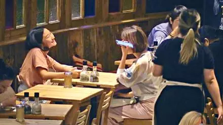 關詠荷素顏帶13歲女兒聚餐,愛女非常像爸爸張家輝