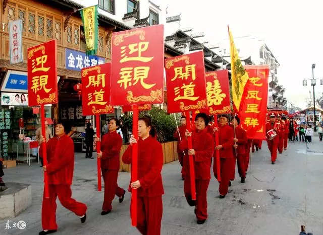 親戚們都說母親憨,結婚彩禮都不收 多年以後,卻紛紛豎起大拇指
