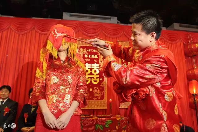 親戚們都說母親憨,結婚彩禮都不收 多年以後,卻紛紛豎起大拇指