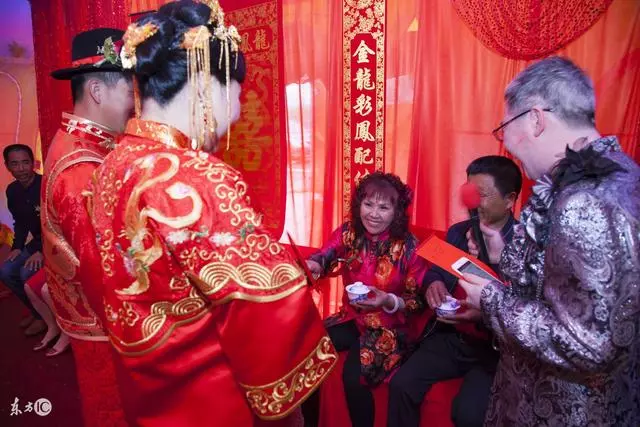 親戚們都說母親憨,結婚彩禮都不收 多年以後,卻紛紛豎起大拇指