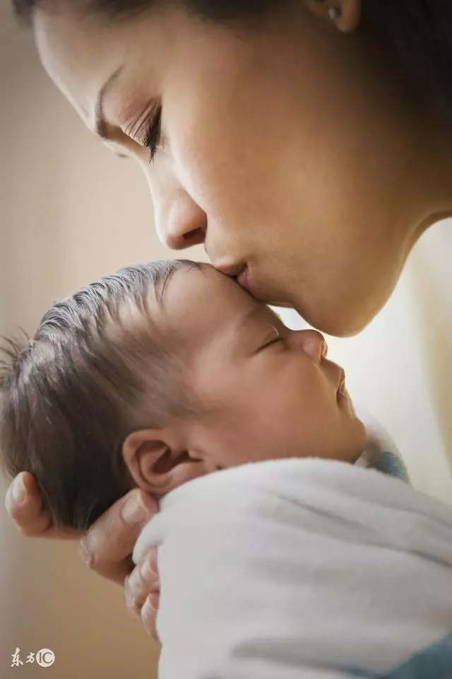 農村老母親來看孫子,帶了個禮物,媳婦一看,直接給扔出門去