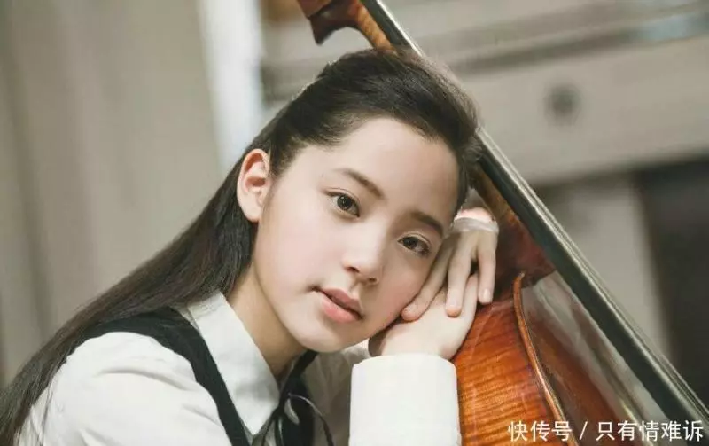 61歲成龍與歐陽娜娜熱情互動, 她臉上笑著, 但一個動作出賣了自己!