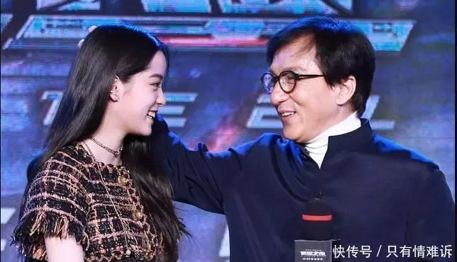 61歲成龍與歐陽娜娜熱情互動, 她臉上笑著, 但一個動作出賣了自己!