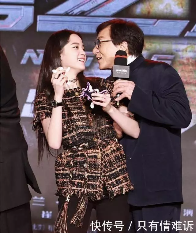 61歲成龍與歐陽娜娜熱情互動, 她臉上笑著, 但一個動作出賣了自己!