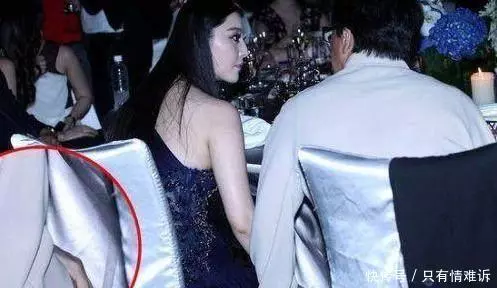 61歲成龍與歐陽娜娜熱情互動, 她臉上笑著, 但一個動作出賣了自己!