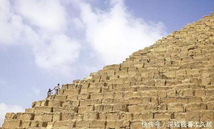 為什麼埃及的金字塔不能亂爬,一位外國遊客爬上頂後,真相浮出!