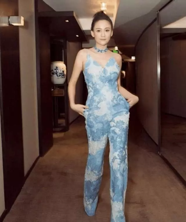 40歲陳喬恩太敢穿了!大膽挑戰「人體彩繪服」,女王氣質果然不俗!