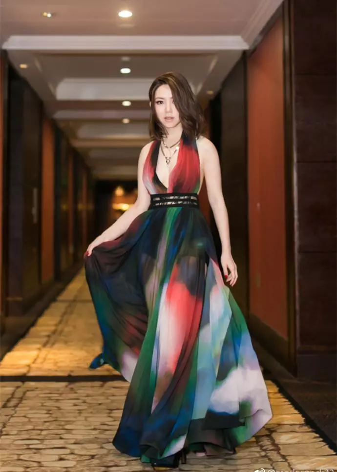 鄧紫棋脫掉皮褲穿高開叉深V領透視裙,若隱若現,上半身遮不住,下半身藏不住!!網友:「美哭了」,被電到了!!