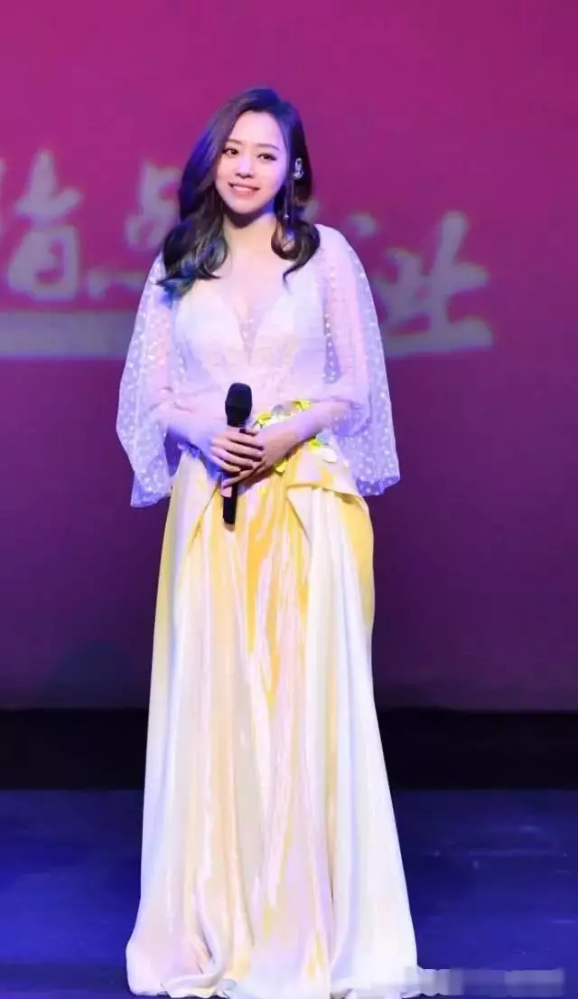 張靚穎越來越大膽了 ! 衣品爆表 , 深V領上衣 , 上半身讓人挪不開眼 。。。真敢穿 ! !