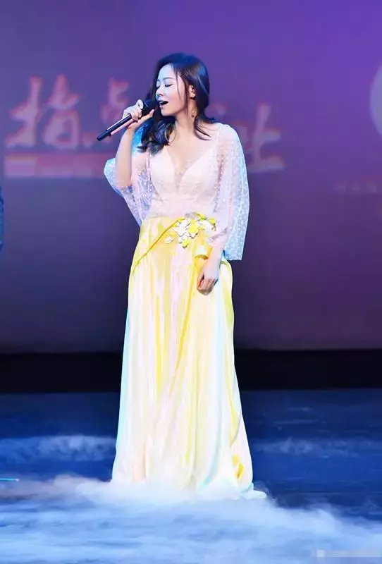 張靚穎越來越大膽了 ! 衣品爆表 , 深V領上衣 , 上半身讓人挪不開眼 。。。真敢穿 ! !