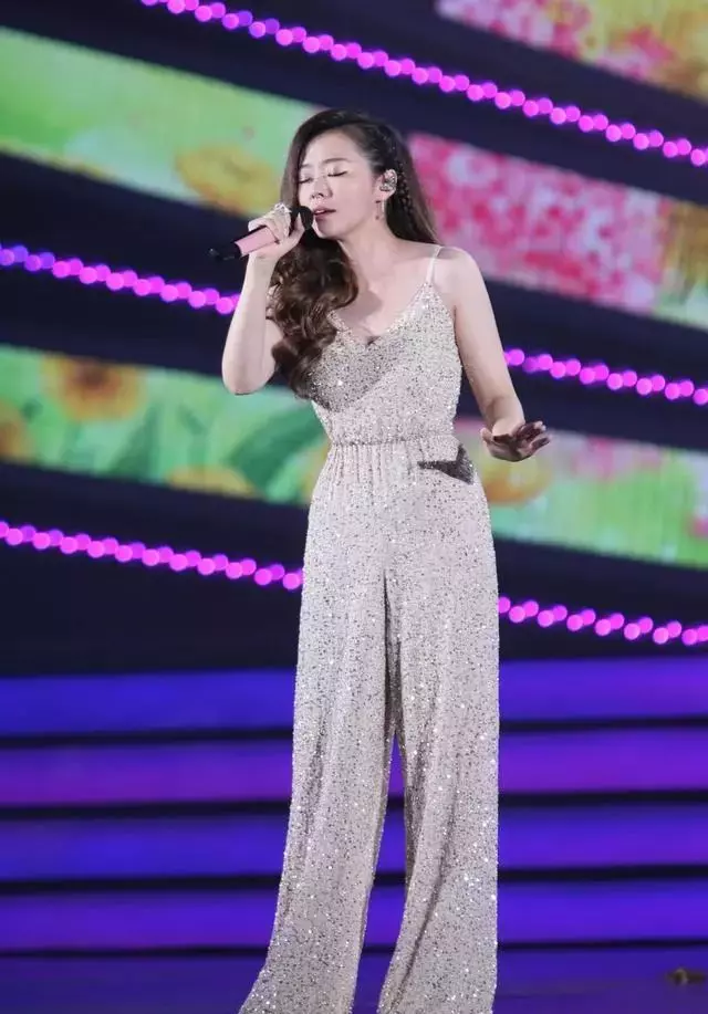 張靚穎越來越大膽了 ! 衣品爆表 , 深V領上衣 , 上半身讓人挪不開眼 。。。真敢穿 ! !