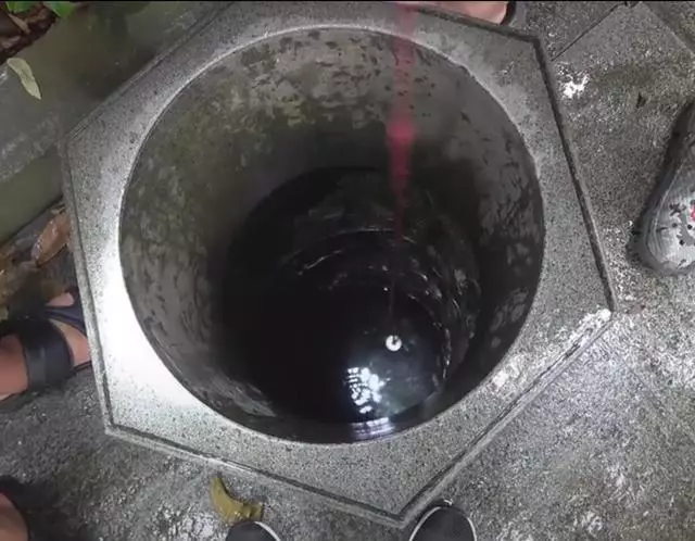 小伙用強磁打撈古井尋寶,沒想到撈上來一看,整個人都嚇傻了!