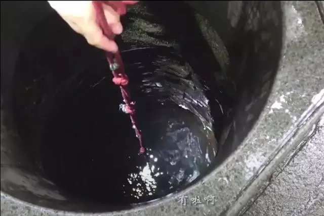 小伙用強磁打撈古井尋寶,沒想到撈上來一看,整個人都嚇傻了!