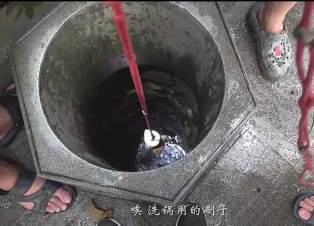 小伙用強磁打撈古井尋寶,沒想到撈上來一看,整個人都嚇傻了!