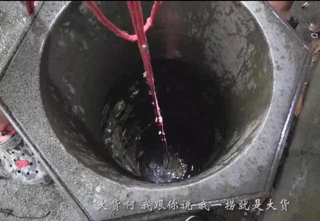 小伙用強磁打撈古井尋寶,沒想到撈上來一看,整個人都嚇傻了!