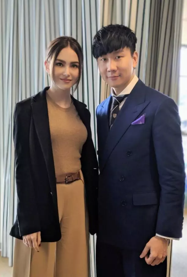 昆凌「穿兩條褲子」出席活動,當她轉身後背影亮了,腰比腿還細!