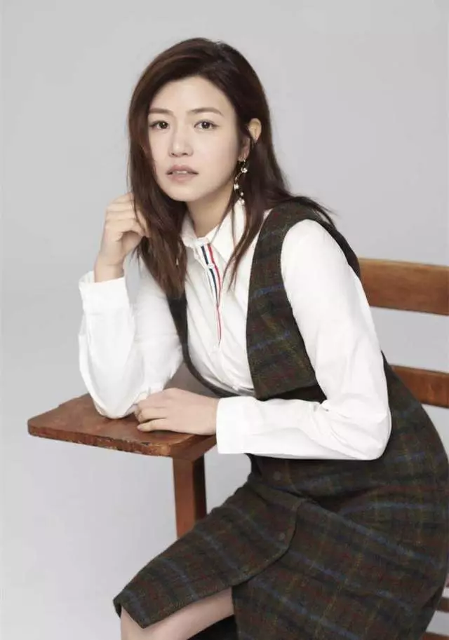陳妍希真敢穿!上面開好大,網友:那條縫真不是一般人能撐起來的!