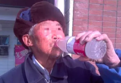 老人吃飯忘帶錢,經理讓他跪下,摘下口罩經理傻了!