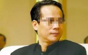 老人吃飯忘帶錢,經理讓他跪下,摘下口罩經理傻了!