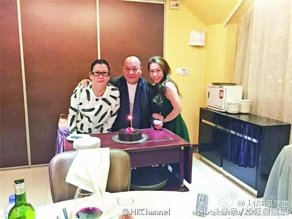 大B哥65歲吳志雄全家照!當年帶100多個黑幫小弟齊拍戲,如今女兒居然長得這麼美!不出道真浪費了!