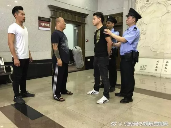 大B哥65歲吳志雄全家照!當年帶100多個黑幫小弟齊拍戲,如今女兒居然長得這麼美!不出道真浪費了!