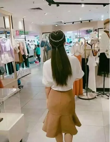 女子服裝店買衣服,背影迷倒眾人,轉過頭後,網友:求你別回頭!