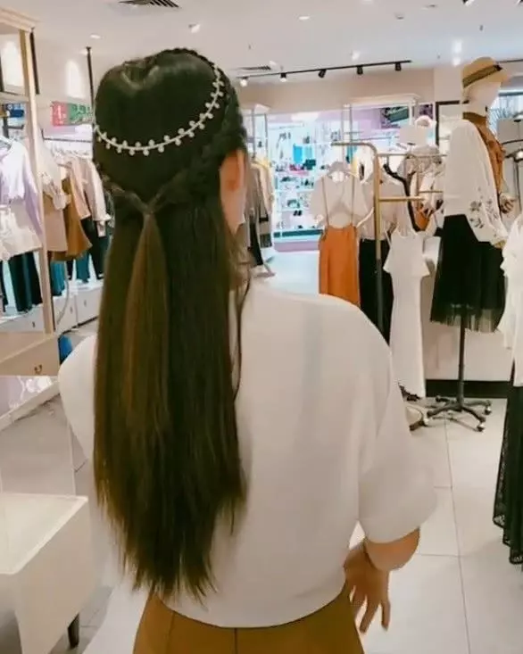 女子服裝店買衣服,背影迷倒眾人,轉過頭後,網友:求你別回頭!