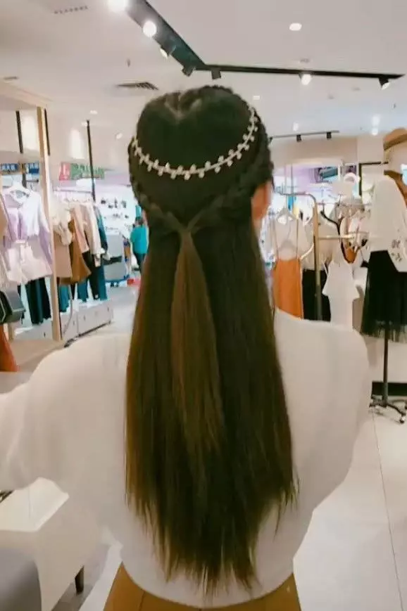 女子服裝店買衣服,背影迷倒眾人,轉過頭後,網友:求你別回頭!