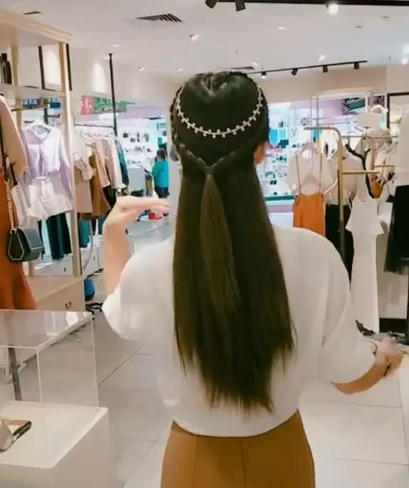 女子服裝店買衣服,背影迷倒眾人,轉過頭後,網友:求你別回頭!