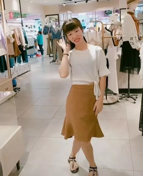 女子服裝店買衣服,背影迷倒眾人,轉過頭後,網友:求你別回頭!