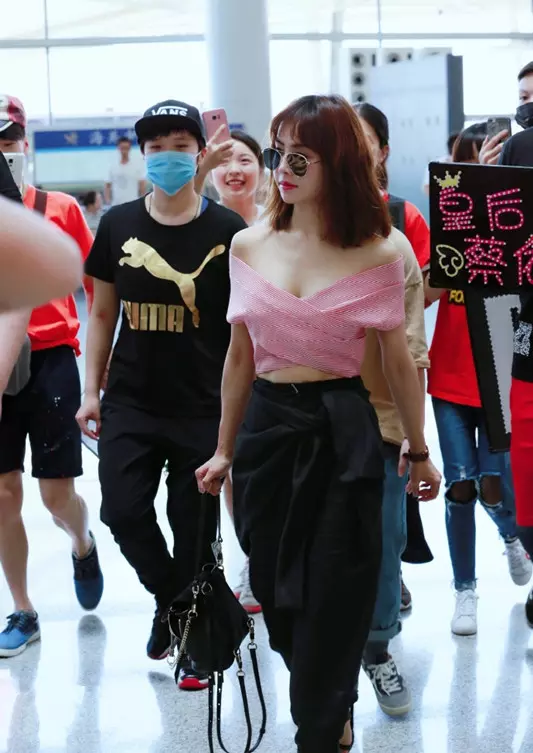 39歲蔡依林又逆天了!身材「開掛式」長開,身穿「粉色露肩衣」美到讓人窒息!