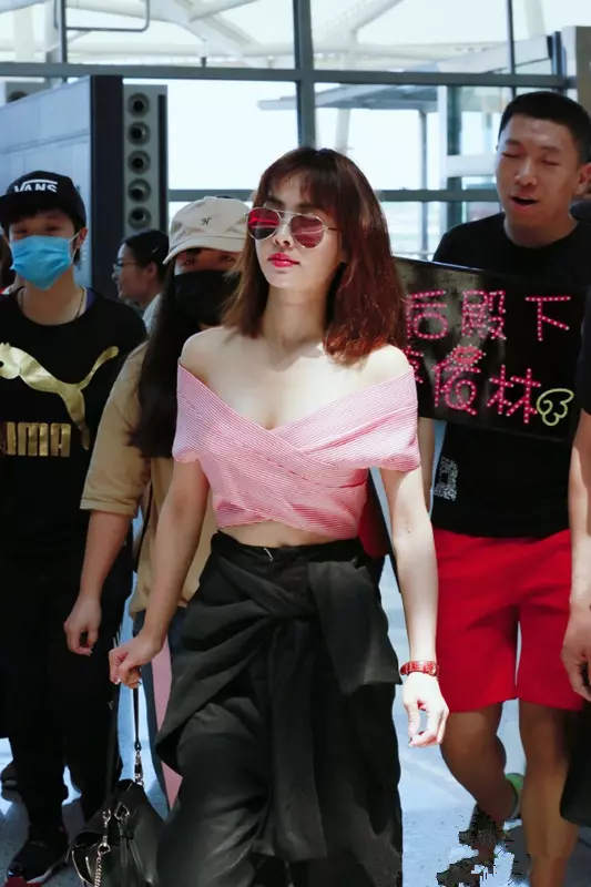 39歲蔡依林又逆天了!身材「開掛式」長開,身穿「粉色露肩衣」美到讓人窒息!