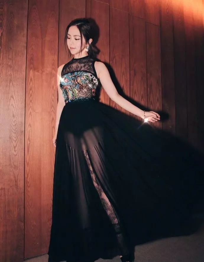 鄧紫棋大膽穿一次美裙,沒想到暴露缺點,網友:黑色褲子太美!