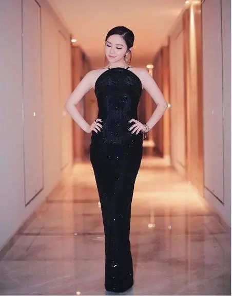 鄧紫棋大膽穿一次美裙,沒想到暴露缺點,網友:黑色褲子太美!