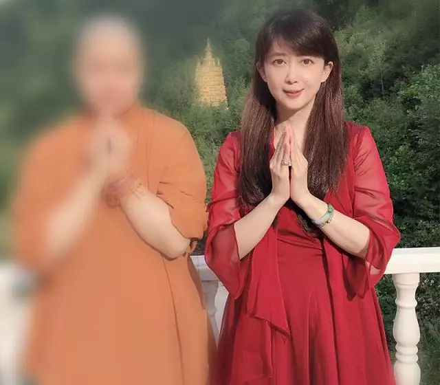 月亮公主50歲近照曝光!一身紗裙「仙氣飄飄」顏值不減當年 「和僧人合照」彷彿不曾老去!
