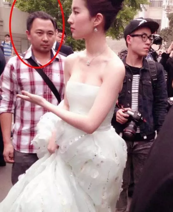 劉亦菲早前「穿婚紗舊照」曝光,無濾鏡下又白又瘦,身旁男性路人的表情亮了!