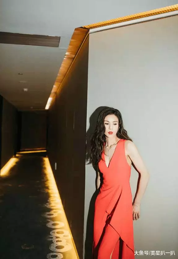 56歲李若彤深夜曬「健身照」,當她抬起胳膊那刻,全世界都安靜了!
