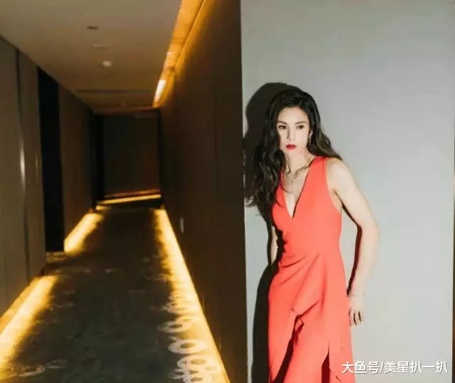 56歲李若彤深夜曬「健身照」,當她抬起胳膊那刻,全世界都安靜了!