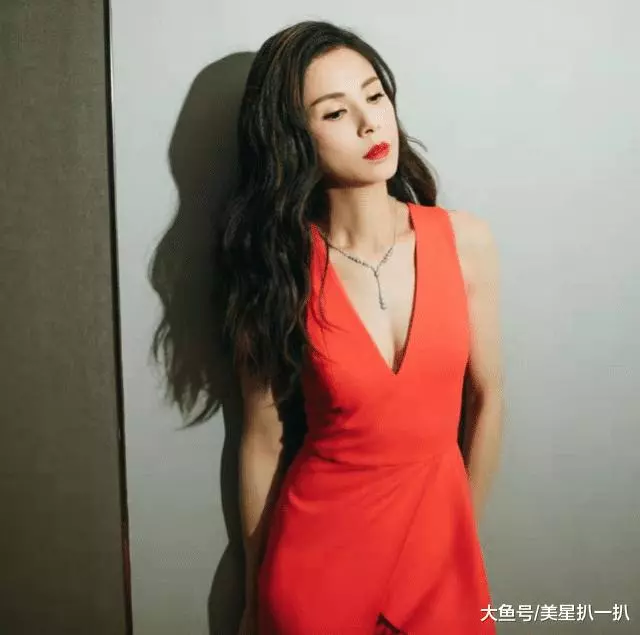 56歲李若彤深夜曬「健身照」,當她抬起胳膊那刻,全世界都安靜了!