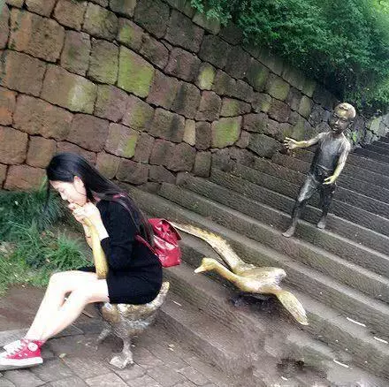 晚上下班,看到媳婦穿成這樣做飯,我總覺得不對勁 !
