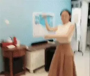 晚上下班,看到媳婦穿成這樣做飯,我總覺得不對勁 !