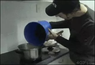 晚上下班,看到媳婦穿成這樣做飯,我總覺得不對勁 !