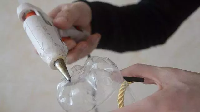 塑料瓶上穿一根繩子,放在衛生間一年省下不少錢,儘快告知身邊人