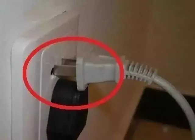 用了半輩子插頭,現才發現上面兩個小孔的用途,真的是漲見識