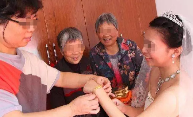 55歲產婦冒險生下兒子,六年後卻後悔了:當初還不如不生了