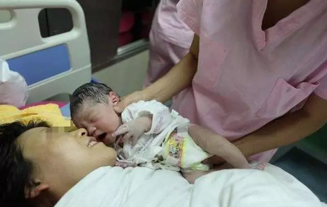 55歲產婦冒險生下兒子,六年後卻後悔了:當初還不如不生了