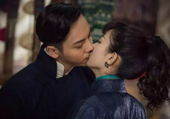 拍吻戲為何都只有特寫?看到下半身,網友:女演員真是不容易啊!