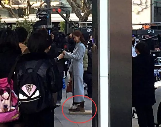 拍吻戲為何都只有特寫?看到下半身,網友:女演員真是不容易啊!