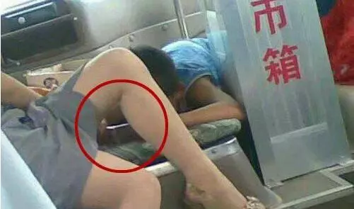 讓人暢快的內涵圖片: 妹子,你看的是什麼小電影?: 被最後一張圖電到了!